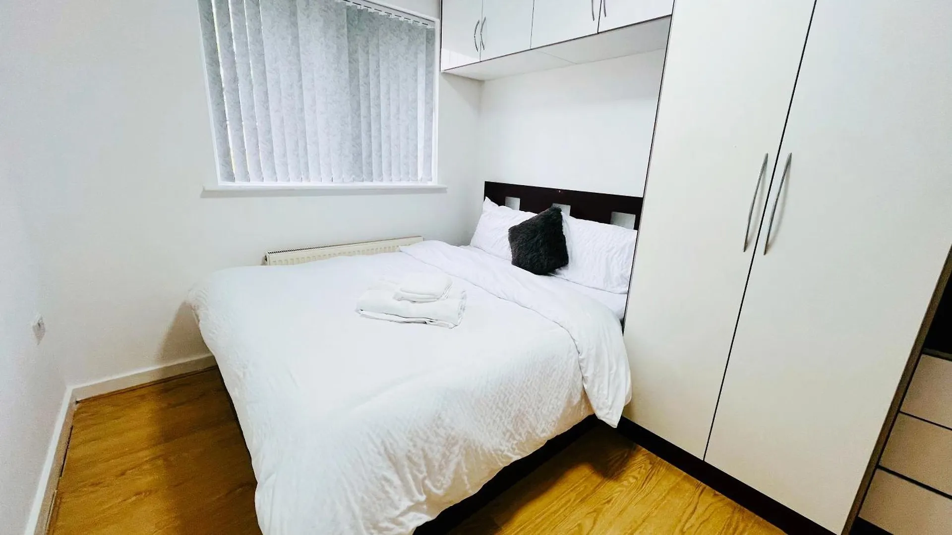 3-Bed House In Northolt Villa
