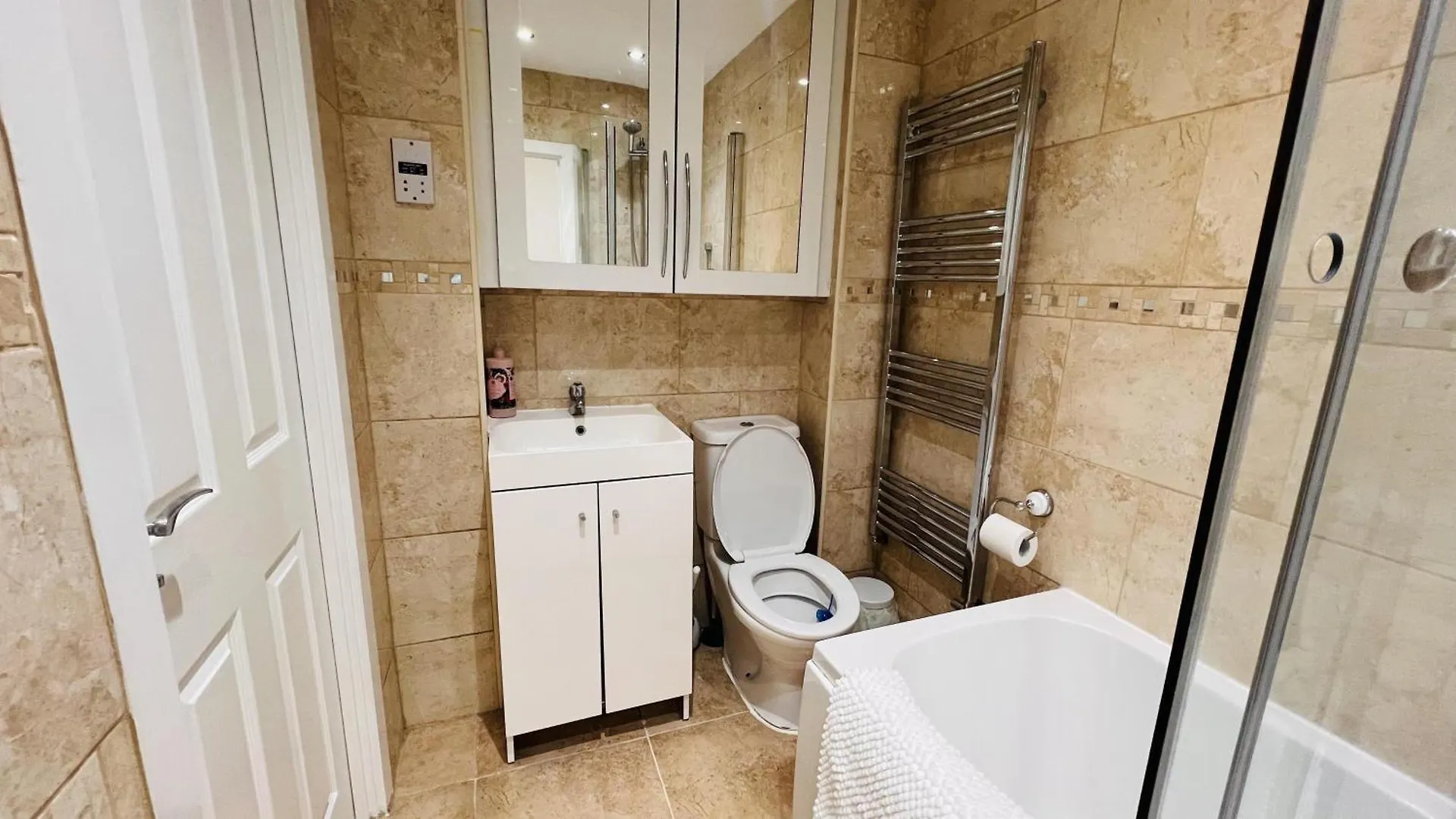 3-Bed House In Northolt Villa 0*, Northolt (Greater London) United Kingdom