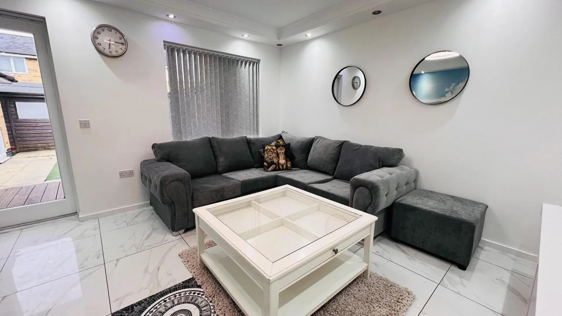 3-Bed House In Northolt contacts