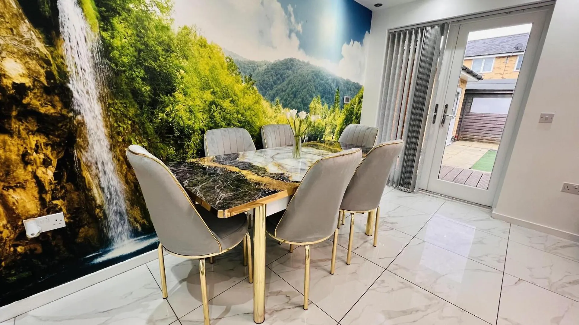 Holiday home 3-Bed House In Northolt Villa